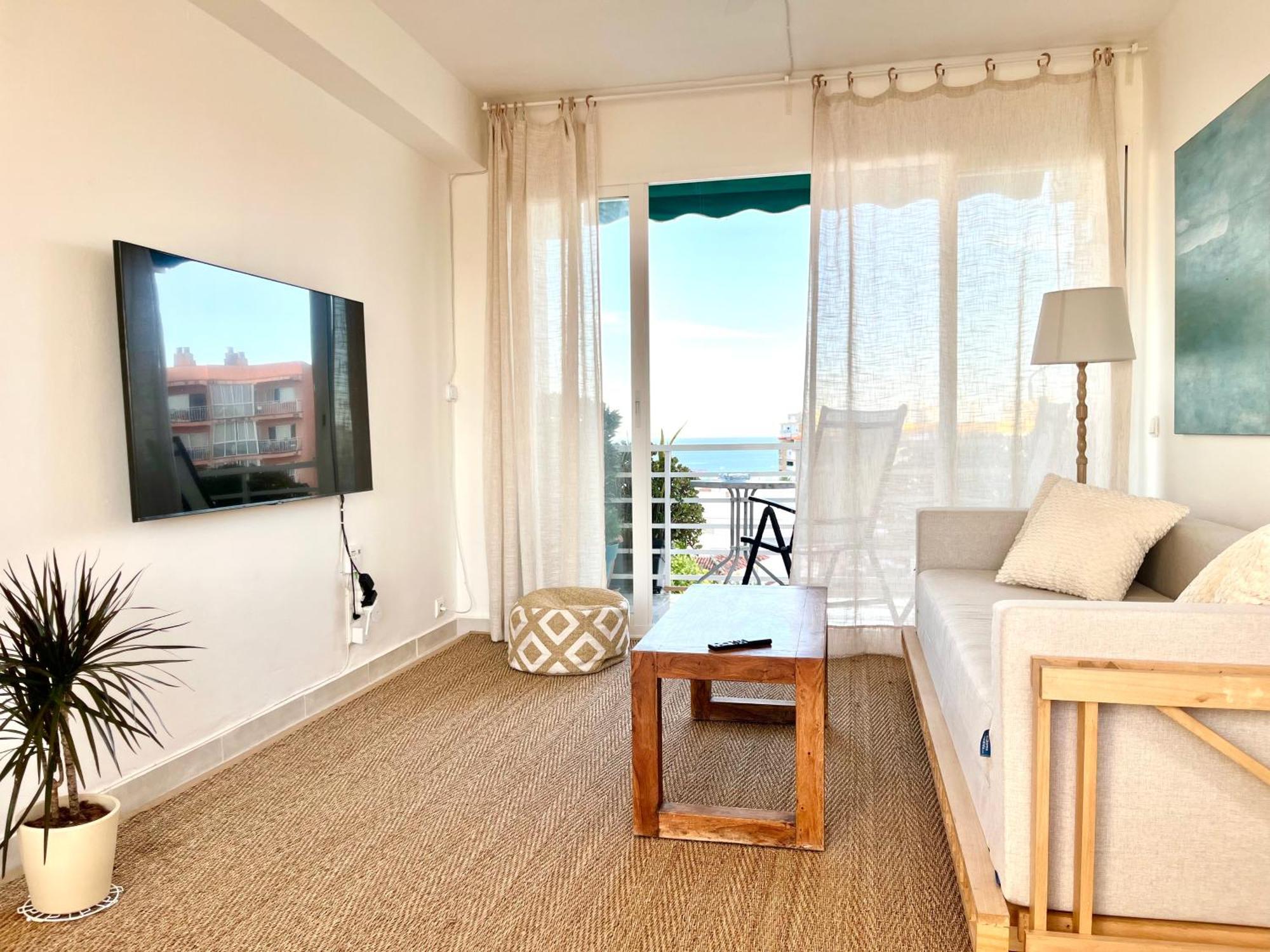 Light-Filled Apartment With Sea Views 托雷莫利诺斯 外观 照片