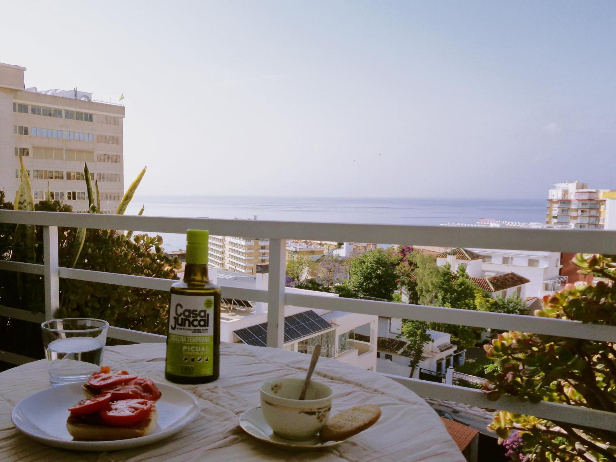 Light-Filled Apartment With Sea Views 托雷莫利诺斯 外观 照片